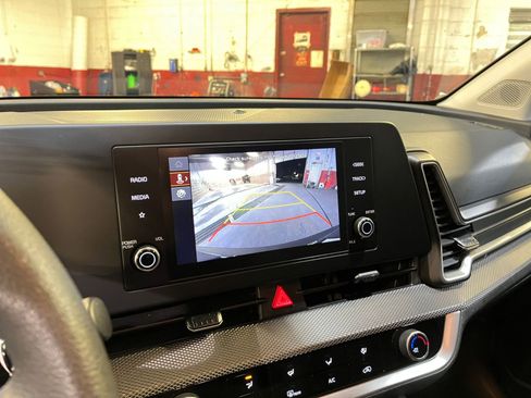 Used 2025 Kia Sportage LX image 17
