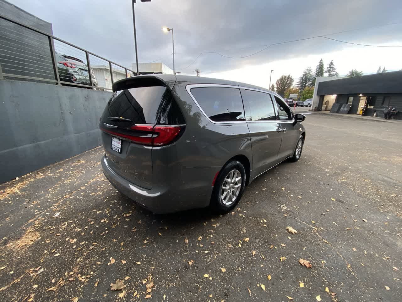 Used 2025 Chrysler Pacifica Select FWD image 6