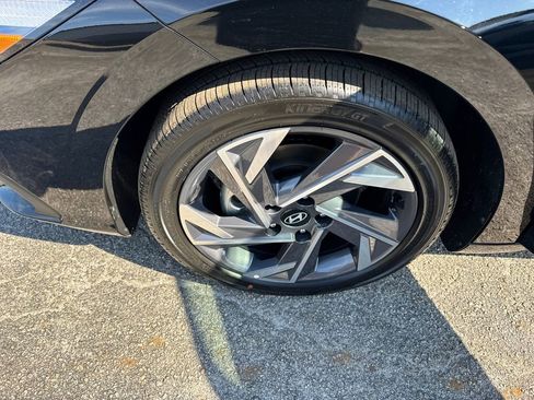 New 2025 Hyundai Elantra SEL image 21