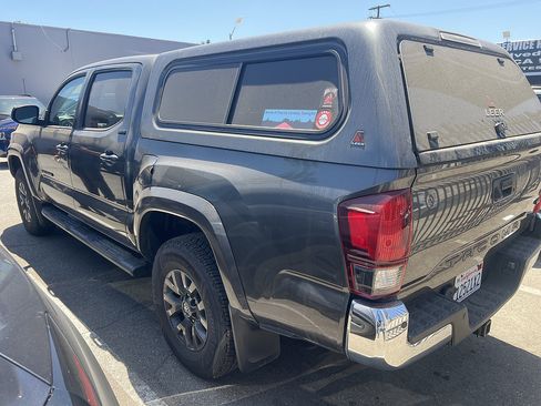 Used 2020 Toyota Tacoma SR5 RWD image 3