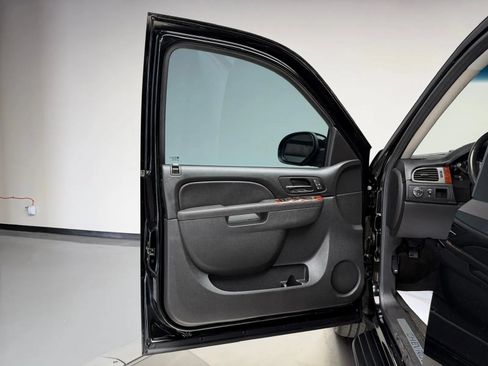 Used 2013 Chevrolet Avalanche LTZ RWD image 24