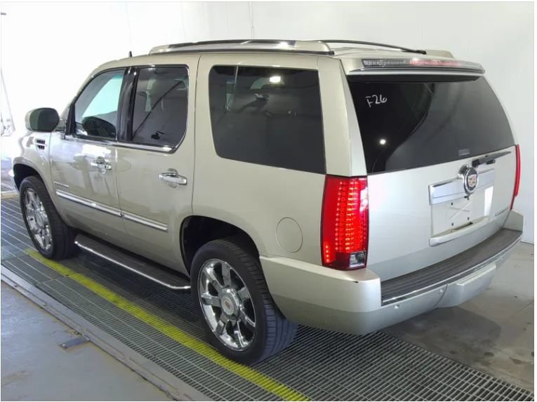 Used 2013 Cadillac Escalade Luxury RWD image 3