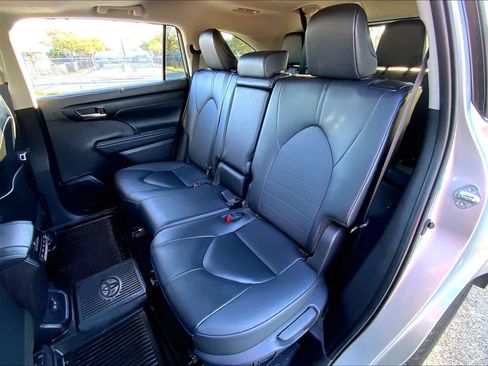 Certified 2025 Toyota Highlander XLE image 19