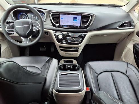 Used 2024 Chrysler Pacifica Touring-L FWD image 9