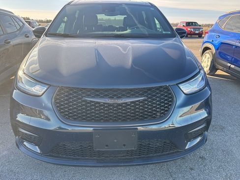 Used 2022 Chrysler Pacifica Limited w/ Uconnect Theater Family Group image 3