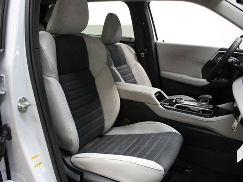 New 2025 Mitsubishi Outlander SE image 19