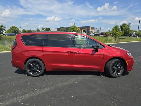 New 2026 Chrysler Pacifica Limited w/ S Appearance Package image 17