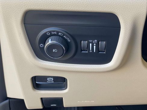 New 2025 Jeep Grand Cherokee Limited w/ Luxury Tech Group II image 19