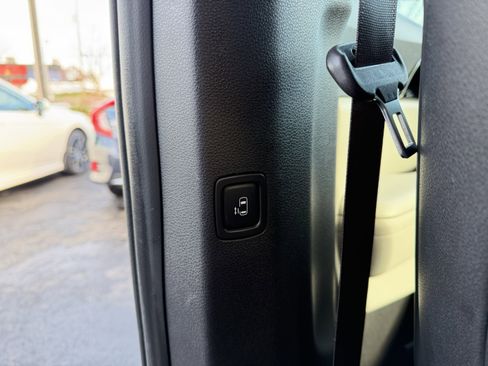 Used 2024 Kia Carnival EX image 22