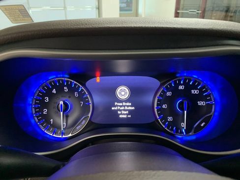 Certified 2021 Chrysler Pacifica Touring-L w/ Uconnect Theater Family Group FWD image 20