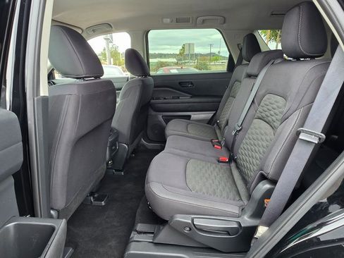 Used 2024 Nissan Pathfinder S image 18