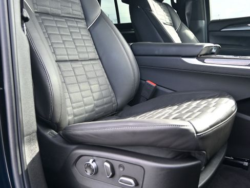 Used 2025 Cadillac Escalade V w/ LPO, ONYX Package image 35