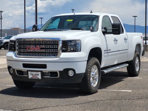 Used 2014 GMC Sierra 2500 Denali w/ Suspension Package, Off-Road AWD/4WD image 5