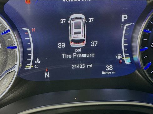 Used 2025 Chrysler Pacifica Limited image 19