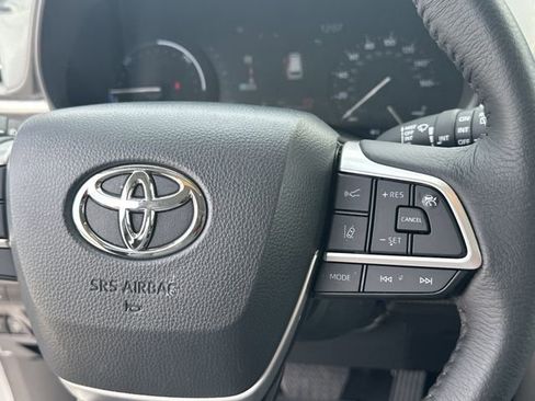 Certified 2025 Toyota Sienna XLE w/ XLE Plus Package FWD image 11