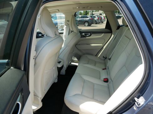 Used 2022 Volvo XC60 B5 Momentum AWD/4WD image 11