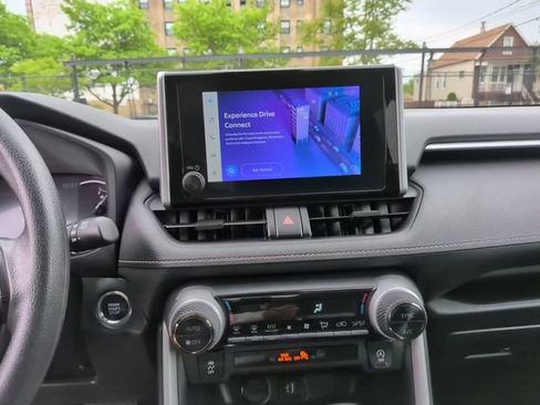 Used 2024 Toyota RAV4 XLE FWD image 22