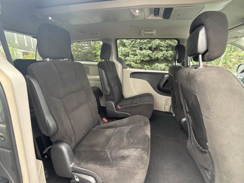 Used 2016 Chrysler Town & Country Touring FWD image 14