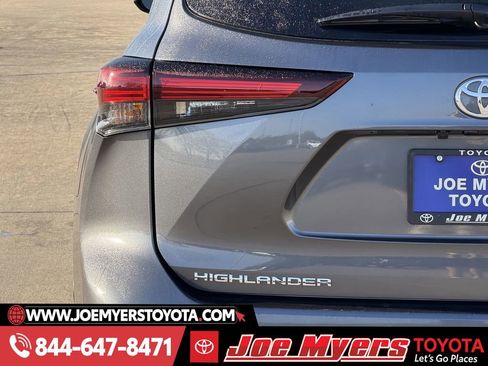Used 2025 Toyota Highlander LE image 10