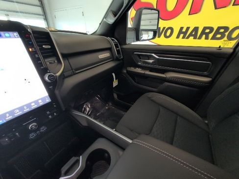 New 2026 RAM 1500 4x4 Crew Cab image 31