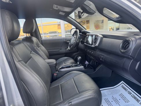 Used 2019 Toyota Tacoma TRD Sport w/ Technology Package image 19