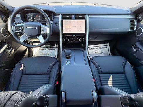 New 2026 Land Rover Discovery Dynamic SE image 16