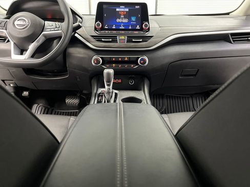Used 2025 Nissan Altima 2.5 SV image 33
