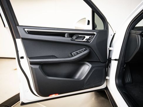 Certified 2023 Porsche Macan AWD/4WD image 23
