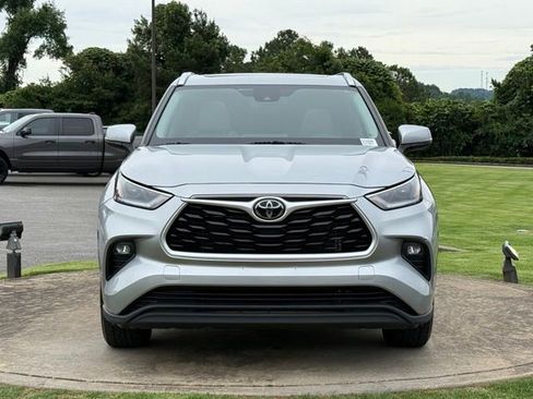 Used 2021 Toyota Highlander XLE FWD image 2