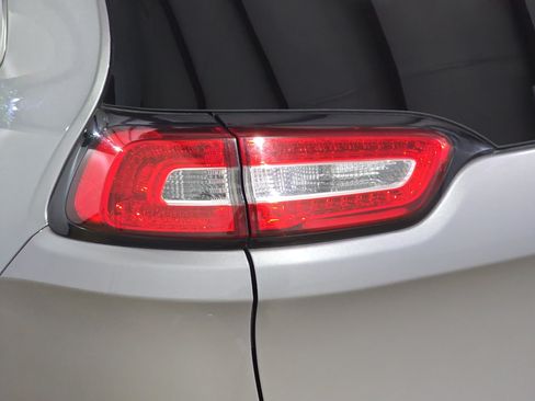 Used 2016 Jeep Cherokee Limited FWD image 30