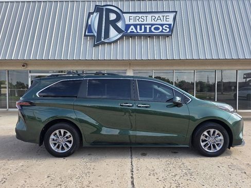 Used 2025 Toyota Sienna XLE FWD image 9