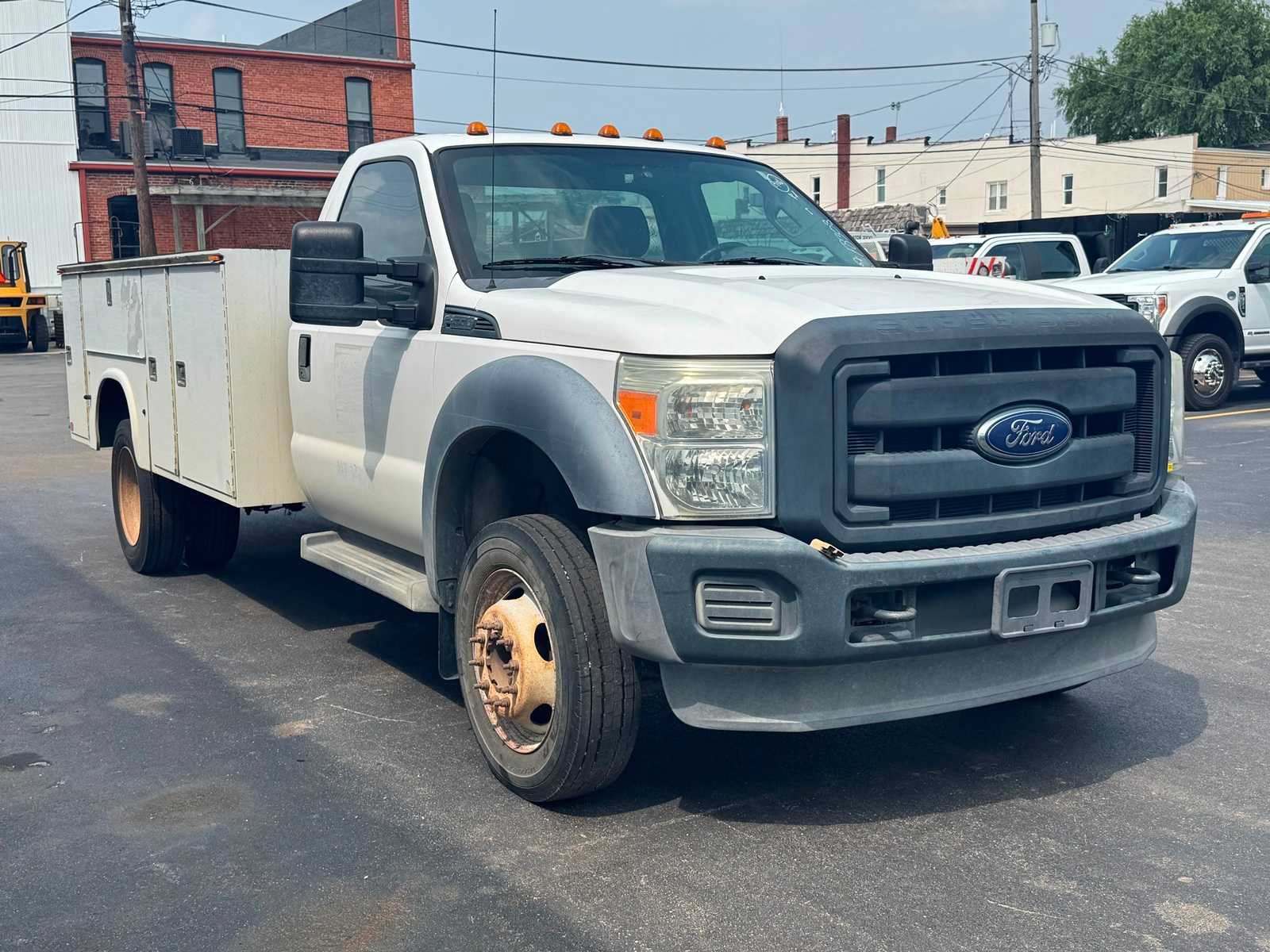 Used 2015 Ford F550 2WD Regular Cab Super Duty image 2