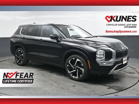 Used 2024 Mitsubishi Outlander SE image 1