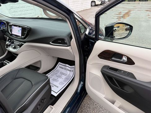 Used 2024 Chrysler Pacifica Limited FWD image 19