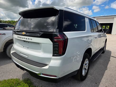 Used 2025 Chevrolet Suburban LS RWD image 4