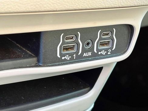 Used 2023 Chrysler Pacifica Touring-L image 29