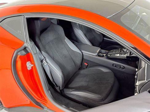 Used 2025 Aston Martin V8 Vantage Coupe image 25