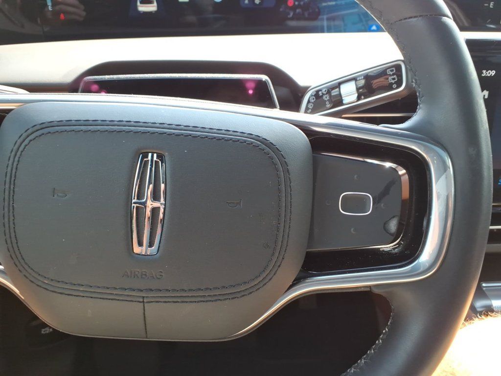 Used 2026 Lincoln Nautilus Reserve AWD/4WD image 19