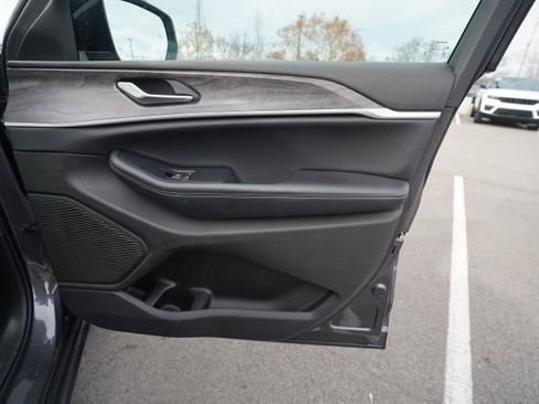 Used 2024 Jeep Grand Cherokee Limited image 20