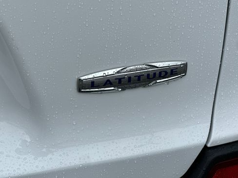 Used 2019 Jeep Cherokee Latitude Plus w/ Comfort/Convenience Group image 25