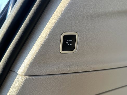 Used 2022 Chrysler Pacifica Touring-L image 12