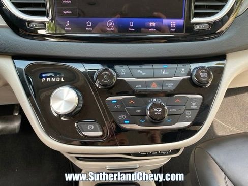 Used 2023 Chrysler Pacifica Touring-L FWD image 27