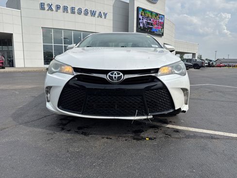 Used 2016 Toyota Camry SE w/ Moonroof Package FWD image 2