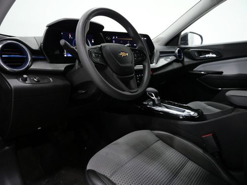 Used 2025 Chevrolet Trax LT FWD image 11