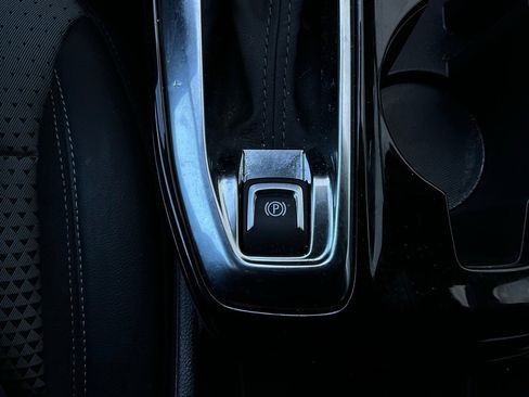 Used 2025 Chevrolet Trax LT w/ LT Convenience Package image 21