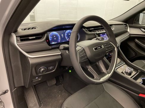 New 2025 Jeep Grand Cherokee Altitude image 15