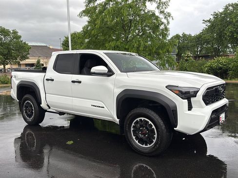 Used 2024 Toyota Tacoma TRD Off-Road w/ TRD Off Road Upgrade Package AWD/4WD image 10