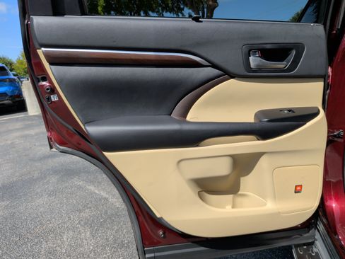 Used 2016 Toyota Highlander Limited FWD image 40