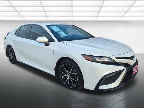 Used 2023 Toyota Camry SE image 1