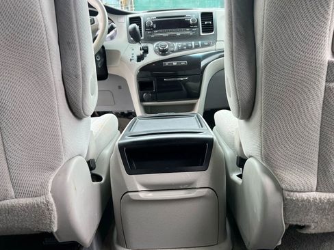 Used 2013 Toyota Sienna LE w/ Towing Pkg image 16